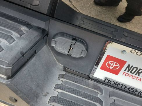 Used 2023 Toyota Tundra Platinum AWD/4WD image 31