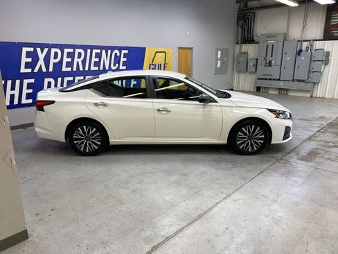 Used 2025 Nissan Altima 2.5 SV FWD image 8