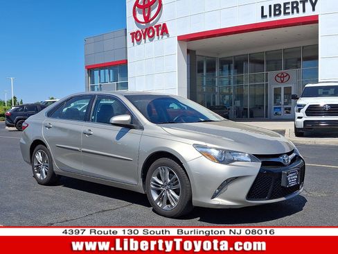 Used 2017 Toyota Camry SE w/ Moonroof Package FWD image 1