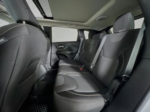 Used 2015 Jeep Cherokee Latitude w/ Comfort/Convenience Group image 21