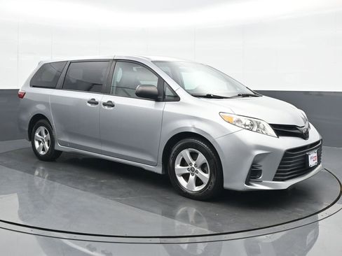 Used 2020 Toyota Sienna L image 9