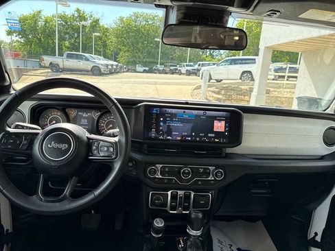 Used 2025 Jeep Gladiator Sport AWD/4WD image 12
