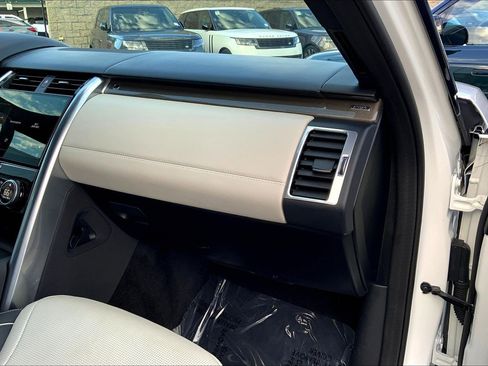 Used 2024 Land Rover Discovery Metropolitan Edition image 18