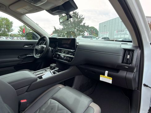 New 2026 Nissan Pathfinder Platinum FWD image 15