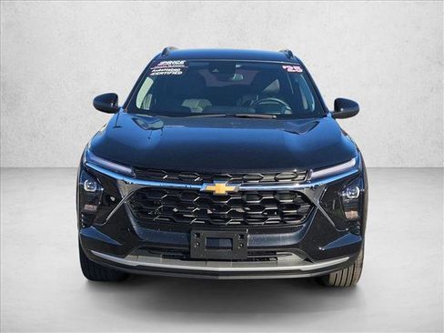 Used 2025 Chevrolet Trax LT w/ LT Convenience Package image 2