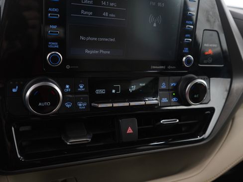Used 2021 Toyota Highlander XLE image 25