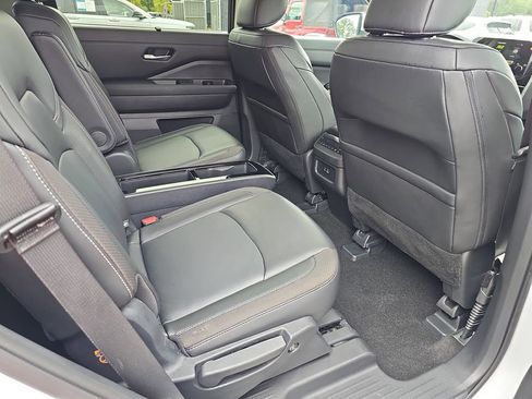 Used 2025 Nissan Pathfinder SL w/ SL Premium Package AWD/4WD image 15
