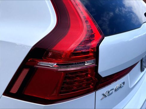 Used 2021 Volvo XC60 T5 Momentum w/ Advanced Package AWD/4WD image 32