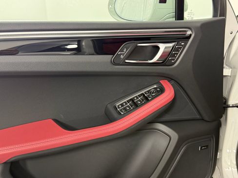 Certified 2026 Porsche Macan AWD/4WD image 27