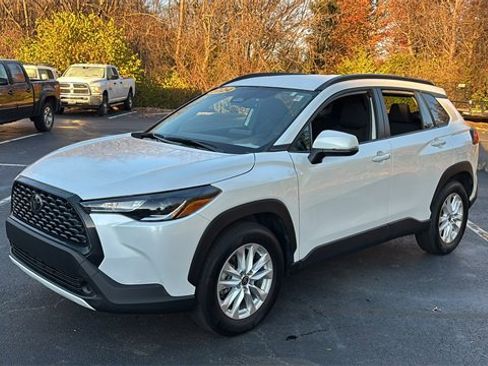 Used 2024 Toyota Corolla Cross LE image 33