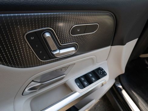 Used 2021 Mercedes-Benz GLB 250 4MATIC w/ Premium Package image 32