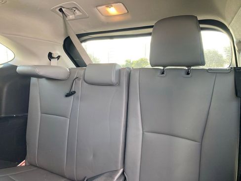 Used 2024 Toyota Highlander XLE FWD image 12