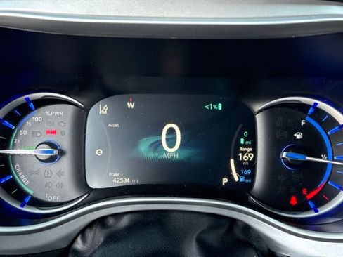 Used 2024 Chrysler Pacifica Limited FWD image 23
