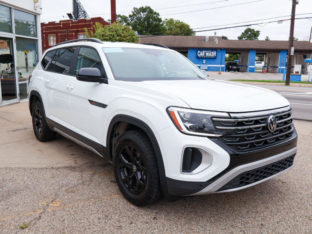 Used 2025 Volkswagen Atlas Peak Edition SE AWD/4WD image 7