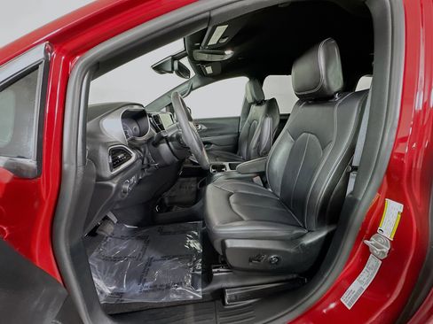 Used 2025 Chrysler Pacifica Select FWD image 12