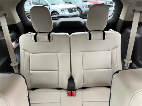 Certified 2024 Ford Explorer Platinum w/ Technology Package AWD/4WD image 11