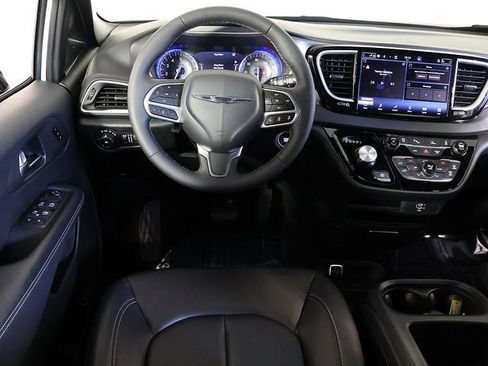 Used 2026 Chrysler Pacifica Select FWD image 3