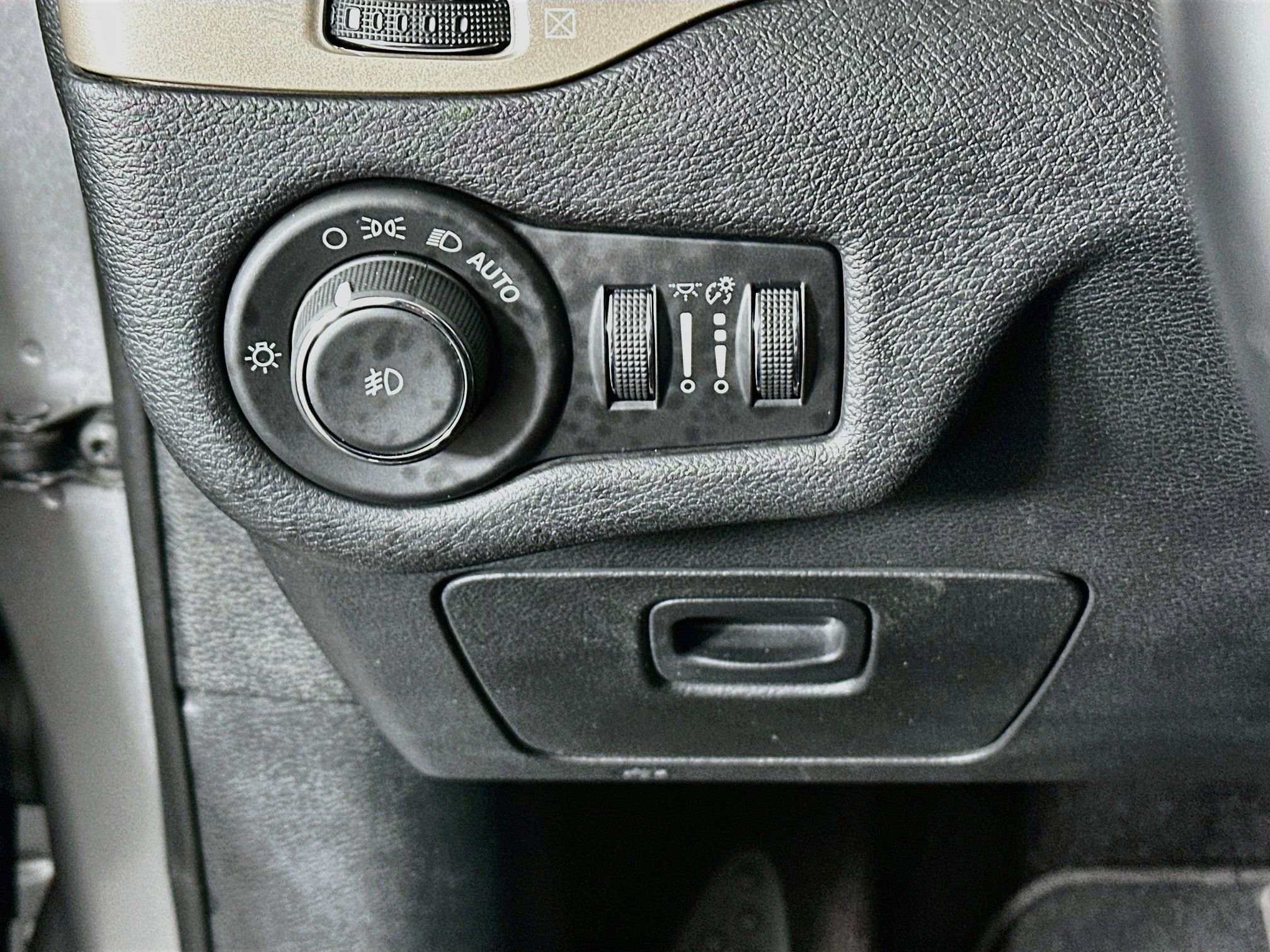 Used 2017 Jeep Cherokee Latitude w/ Safety/Convenience Group FWD image 17