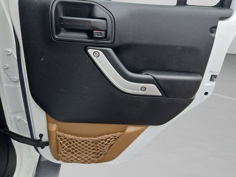 Used 2017 Jeep Wrangler Unlimited Sahara w/ Connectivity Group image 23