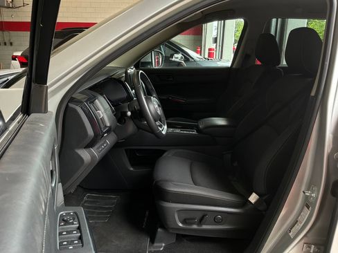 Used 2025 Nissan Pathfinder SV FWD image 9