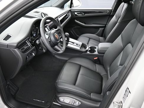 Certified 2026 Porsche Macan AWD/4WD image 4