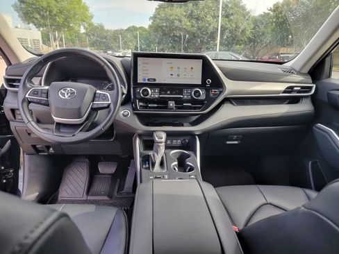 Used 2023 Toyota Highlander XLE AWD/4WD image 5