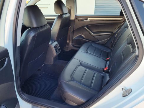 Used 2018 Volkswagen Passat 2.0T SE FWD image 16