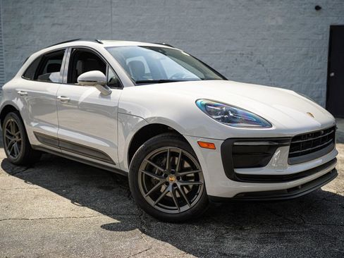 Used 2022 Porsche Macan w/ Premium Package Plus image 9