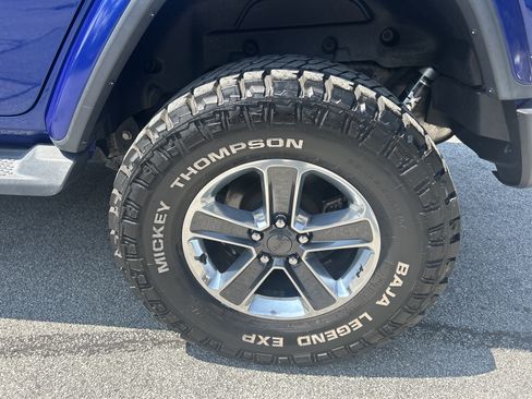 Used 2018 Jeep Wrangler Unlimited Sahara AWD/4WD image 9