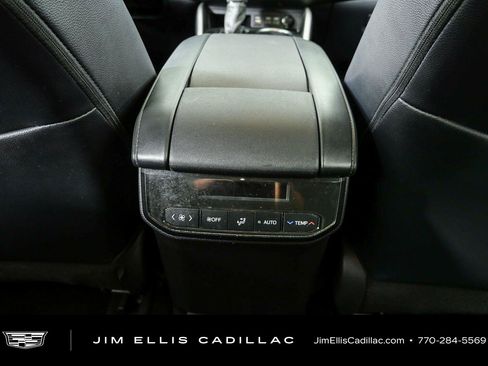 Used 2024 Toyota Highlander XLE FWD image 18