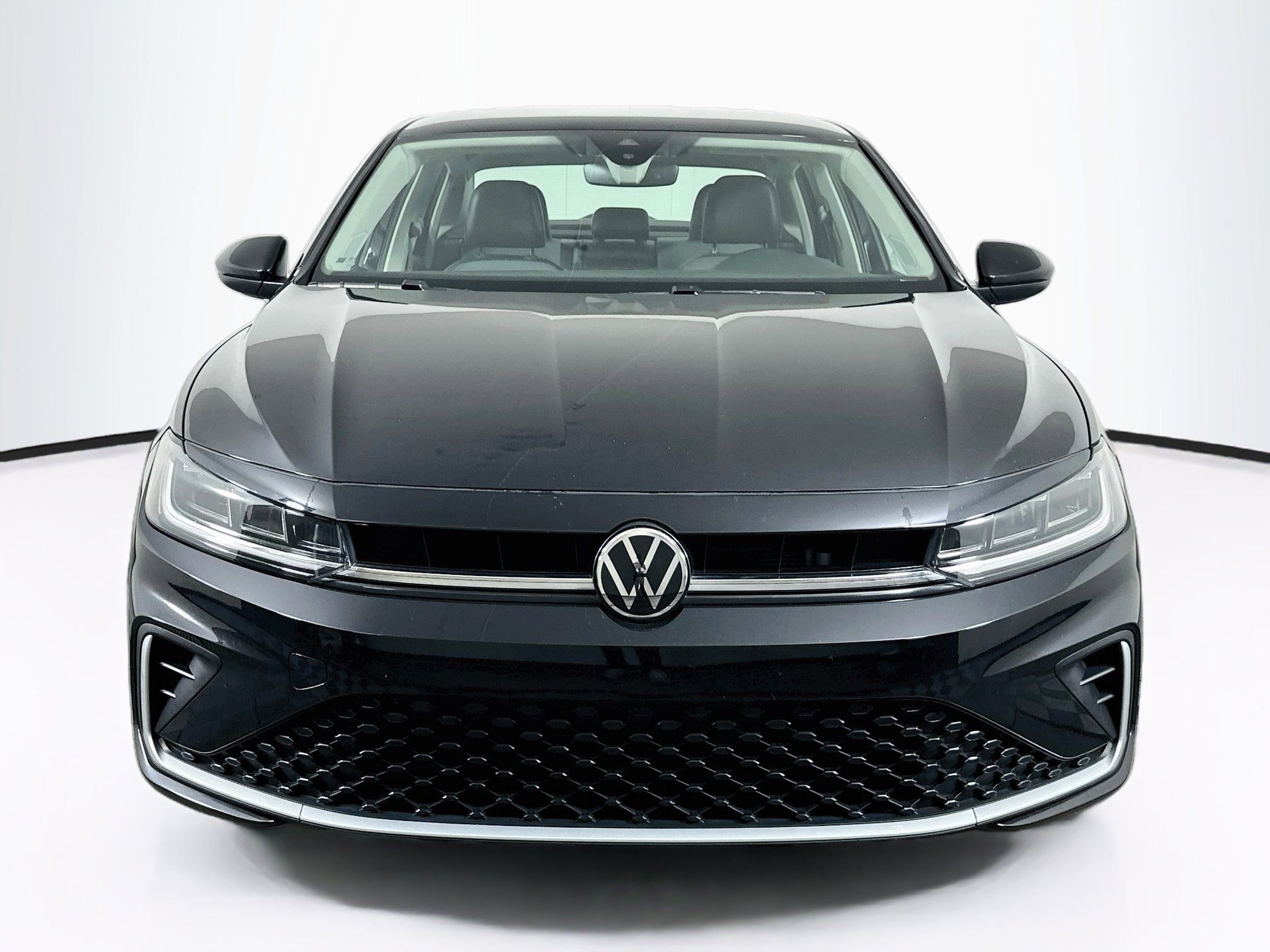 Used 2025 Volkswagen Jetta SE FWD image 2