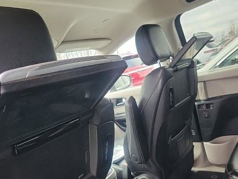 Used 2022 Chrysler Pacifica Touring-L w/ Uconnect Theater Family Group image 35