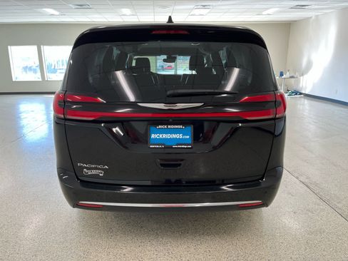 Used 2024 Chrysler Pacifica Touring-L FWD image 7