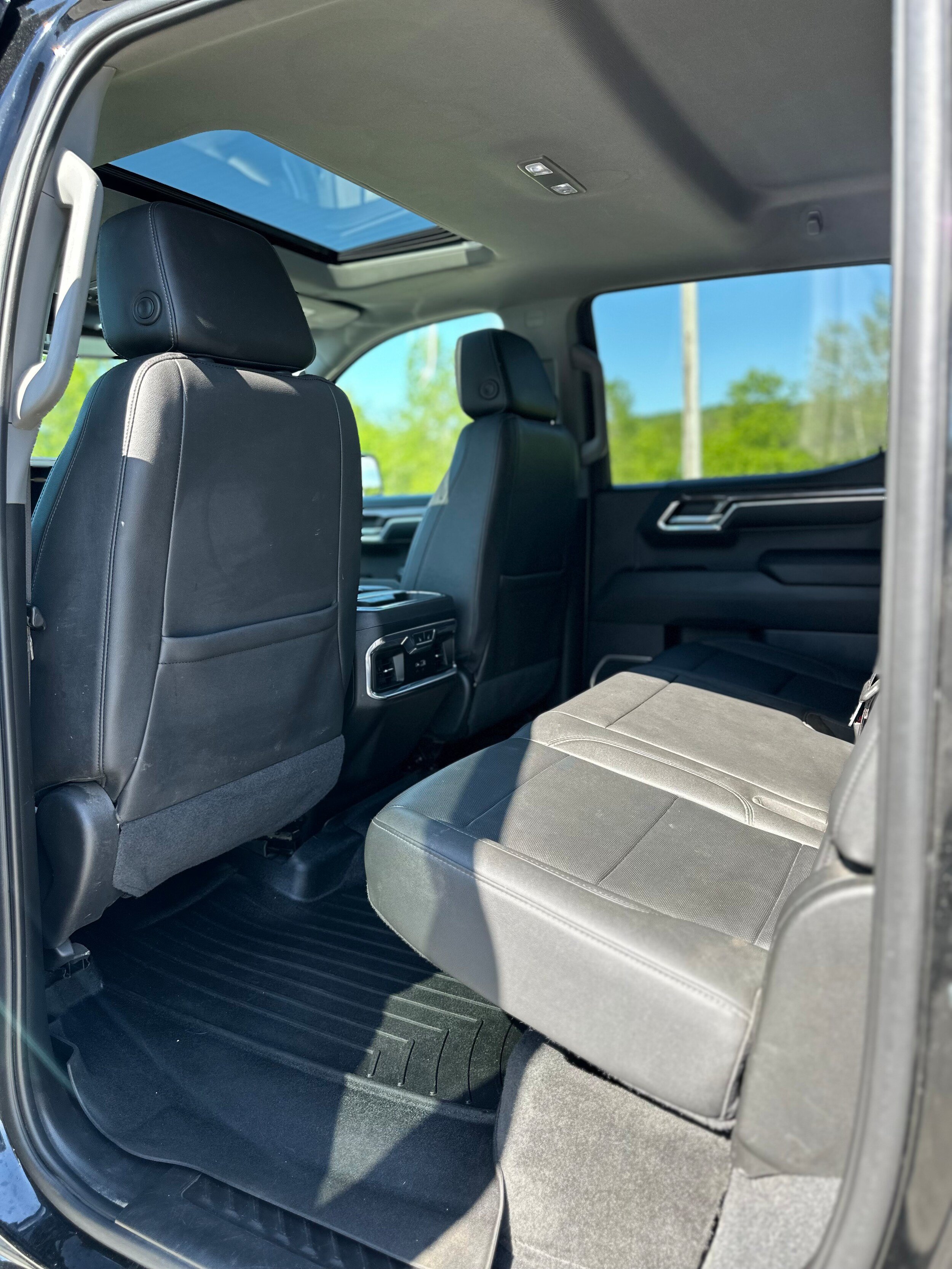 Used 2022 Chevrolet Silverado 1500 LTZ w/ LTZ Premium Package AWD/4WD image 19