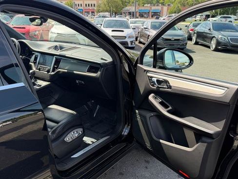 Used 2018 Porsche Macan Turbo AWD/4WD image 36