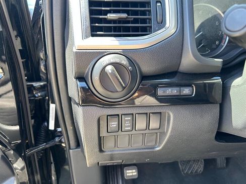 Used 2021 Nissan Titan SV w/ SV Convenience Package RWD image 32