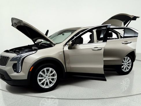 Certified 2023 Cadillac XT4 Luxury w/ Cold Weather Package AWD/4WD image 9