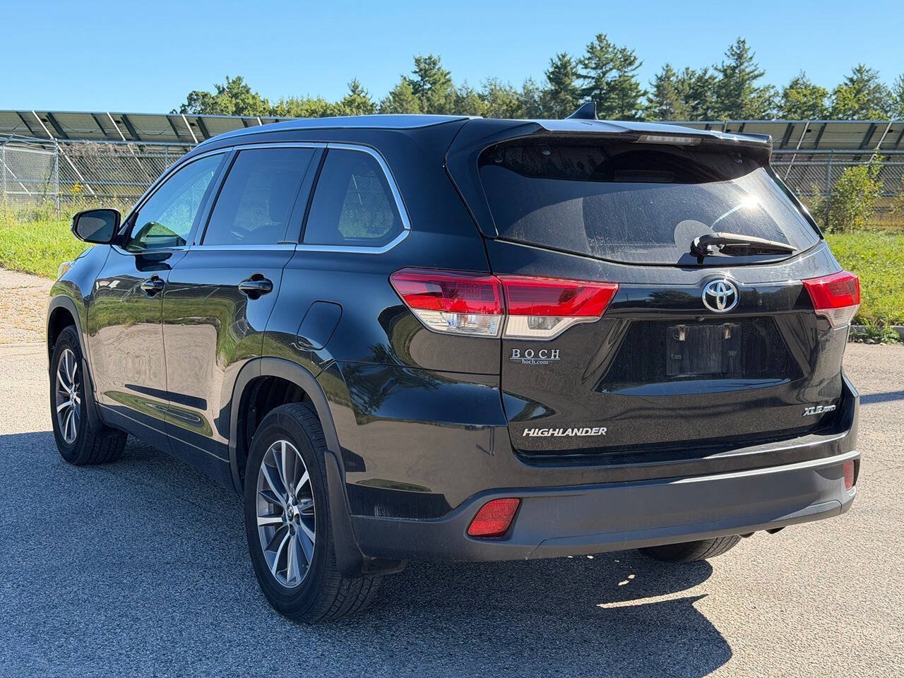 Used 2018 Toyota Highlander XLE AWD/4WD image 3