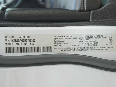 Used 2024 Jeep Grand Cherokee Laredo RWD image 30