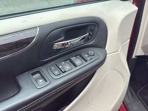 Used 2014 Chrysler Town & Country Limited w/ Luxury Group FWD image 21