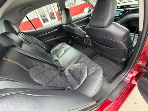 Used 2018 Toyota Camry XLE image 9