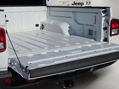 Used 2022 Jeep Gladiator Mojave w/ Trailer Tow Package AWD/4WD image 9