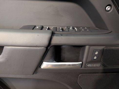 New 2026 Land Rover Defender 130 X-Dynamic SE image 9