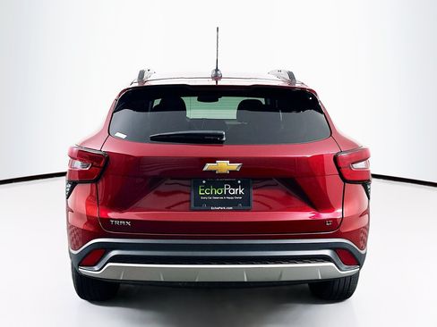 Used 2025 Chevrolet Trax LT FWD image 7