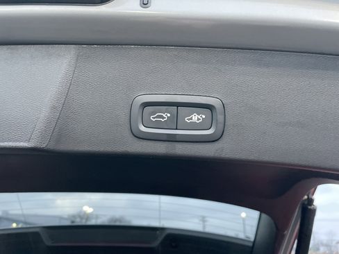 Used 2025 Volvo XC40 B5 Plus image 24