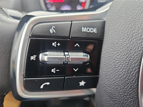 Used 2023 Kia Carnival LX image 18