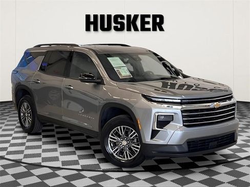 Used 2025 Chevrolet Traverse LT image 1