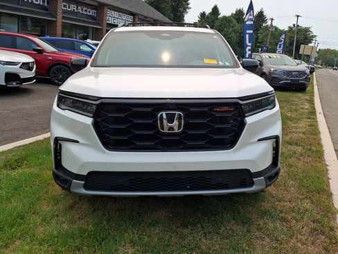Used 2024 Honda Pilot TrailSport image 2