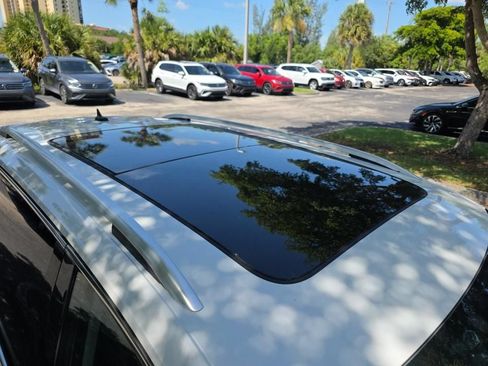 Used 2023 Volkswagen Tiguan SE w/ Panoramic Sunroof Package FWD image 9