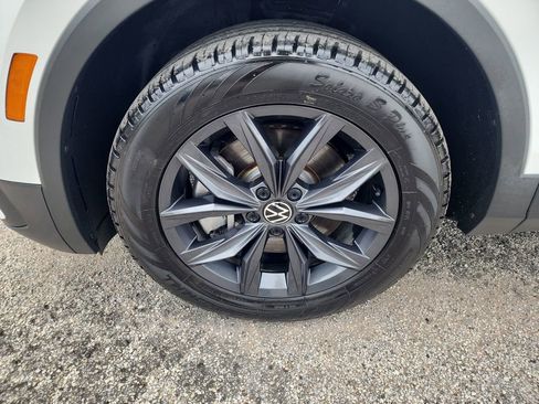 Used 2024 Volkswagen Tiguan SE AWD/4WD image 12